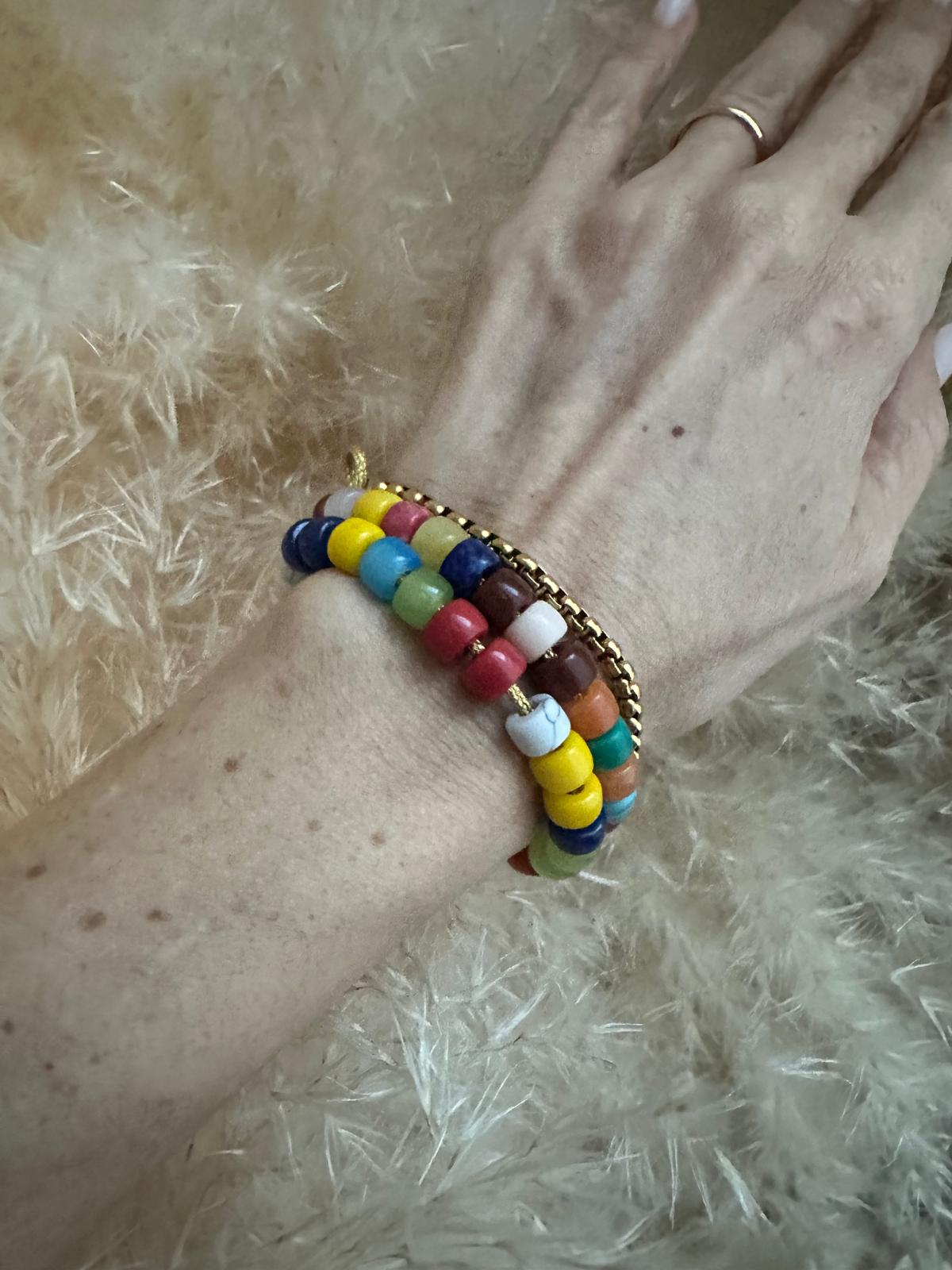 Bracciale con perle di pietra dura, vetro e cordino in lurex "Gioia"