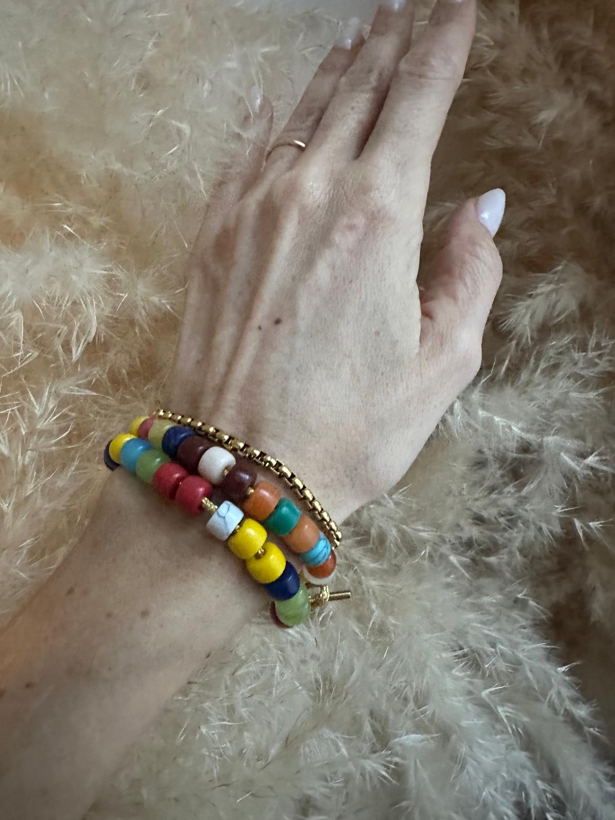 Bracciale con perle di pietra dura, vetro e cordino in lurex "Gioia"