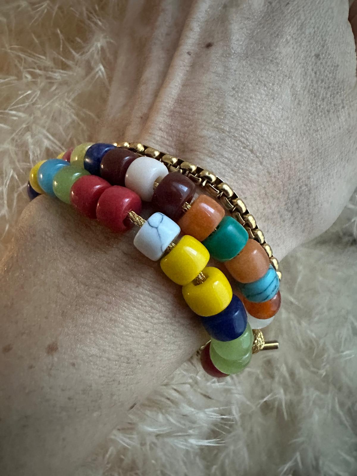 Bracciale con perle di pietra dura, vetro e cordino in lurex "Gioia"