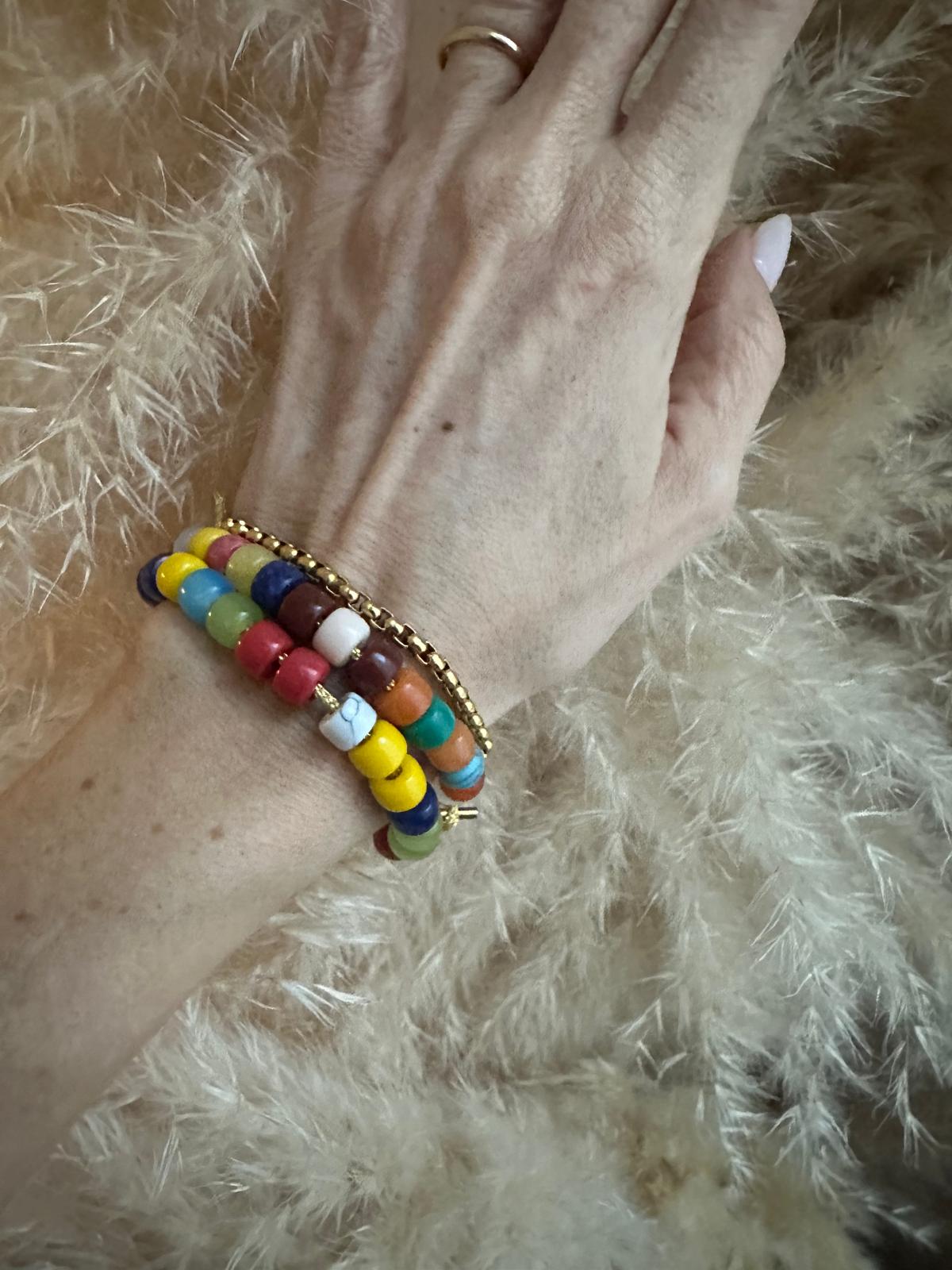 Bracciale con perle di pietra dura, vetro e cordino in lurex "Gioia"